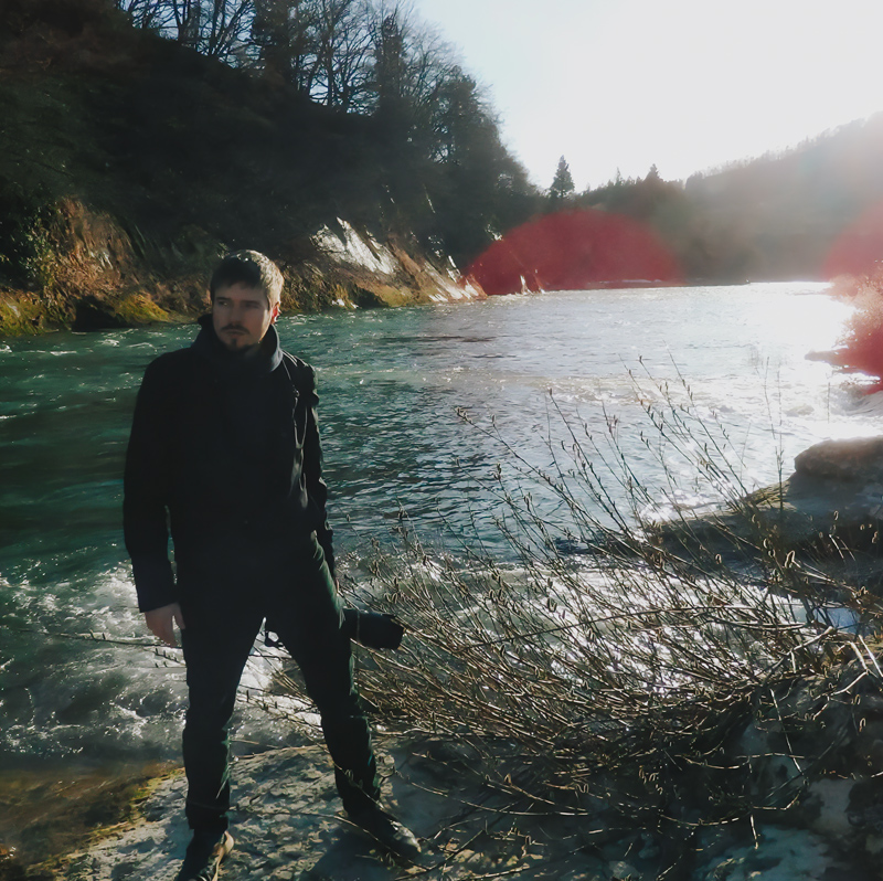 portrait de Stéphane BDC devant une rivière à Yamagata